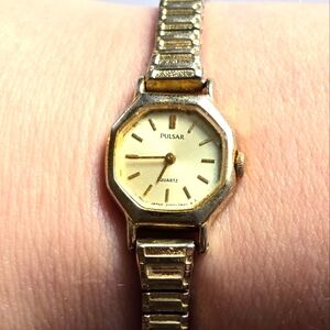 Pulsar wristwatch ladies watch gold tone classic quartz movement